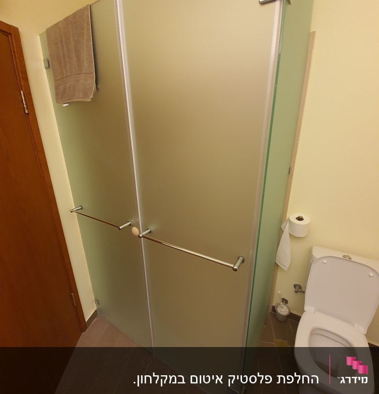 מקלחון זכוכית עם דלתות מט וידית מתכת